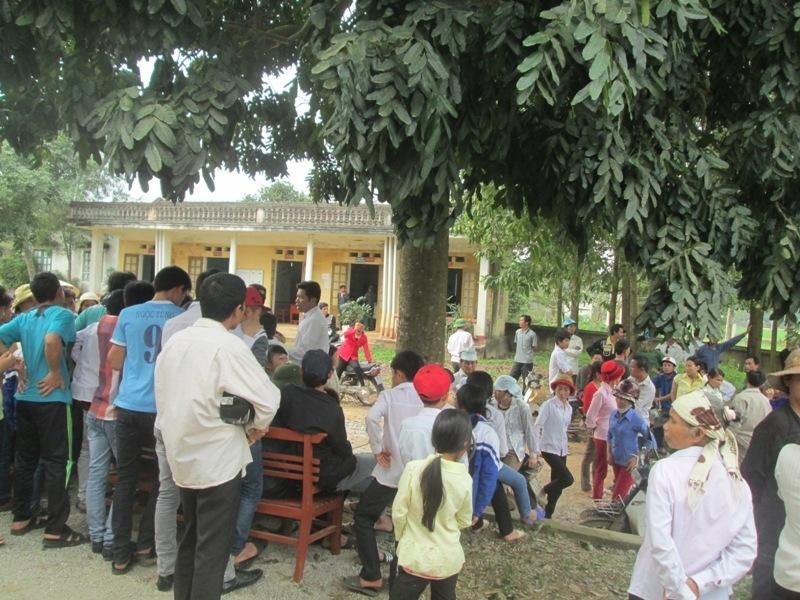 Do bị người dân gây sức ép, công an buộc phải thả những thanh niên gây rối.