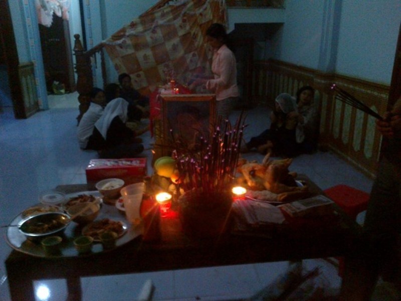 Qua min ben duong bat ngo phat no, 1 nguoi tu vong hinh anh