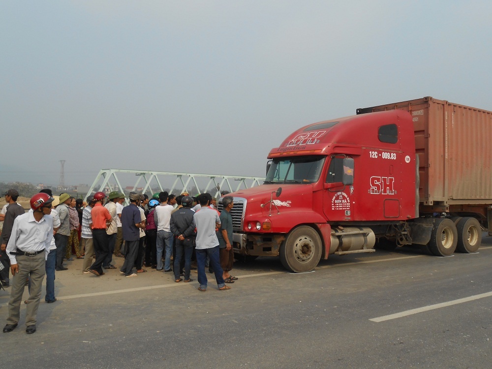 Hang chuc nguoi truy duoi chiec xe keo le xac nan nhan hinh anh