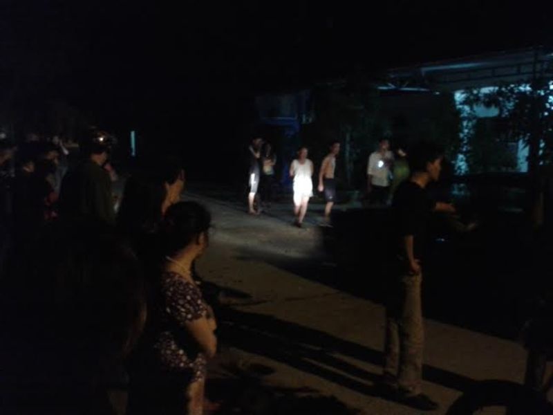 Hàng trăm người dân đổ ra hiện trường theo dõi giải quyết vụ tai nạn.