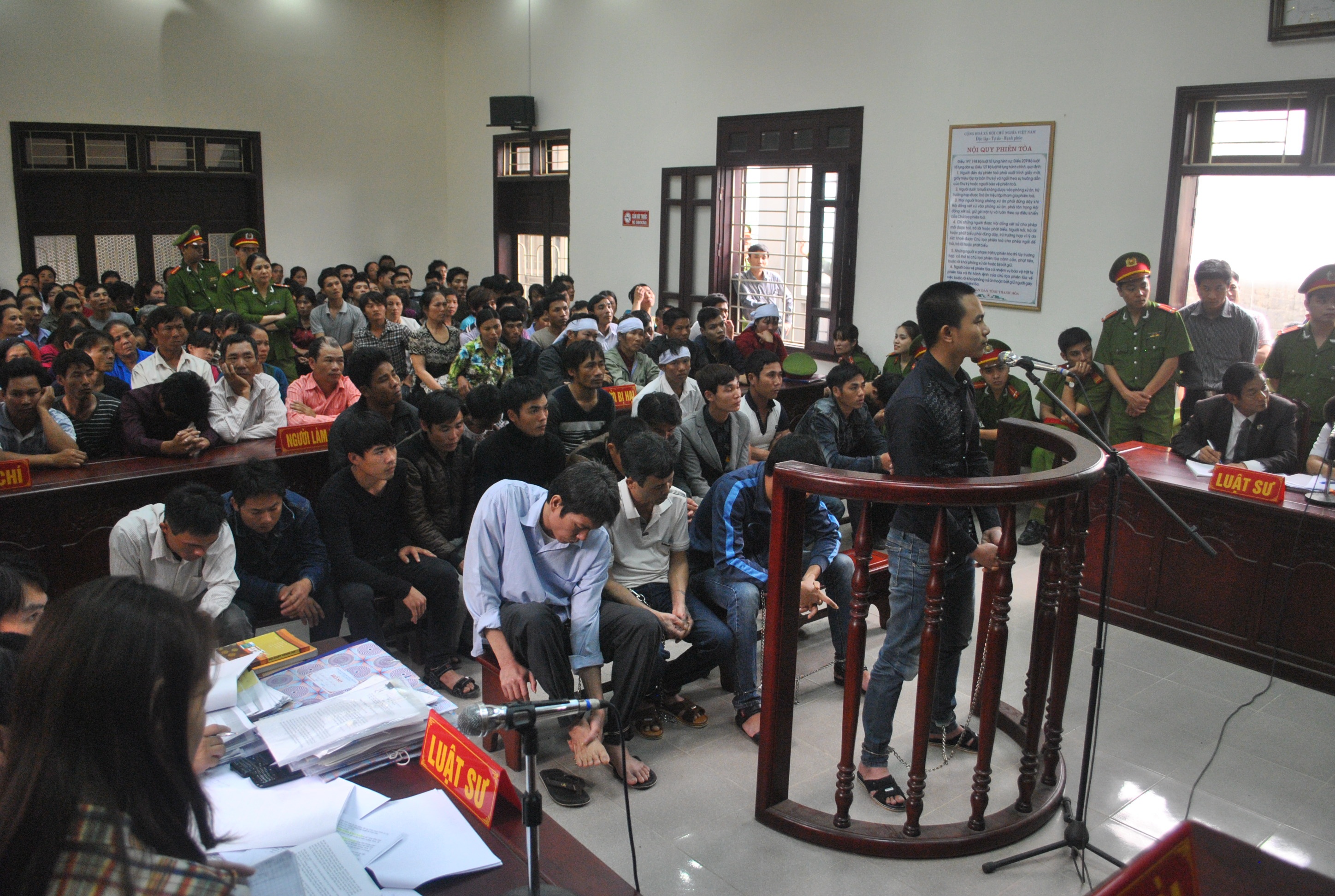 Bi cao vu hon chien tren song 'to' bi ep cung hinh anh