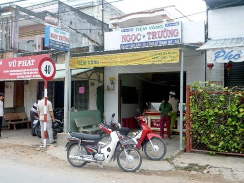 Dung thu doan xao quyet cuop tiem vang giua trua hinh anh