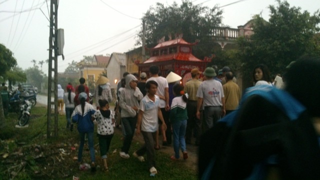 Xe may kep 4 nguoi tong chet be trai roi bo chay hinh anh