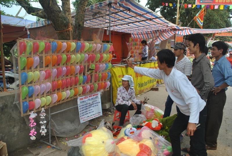 Bên cạnh những trò chơi mang tính trí tuệ, lành mạnh, lễ hội vẫn còn xuất hiện nhiều trò chơi mang tính đỏ đen, bạo lực…