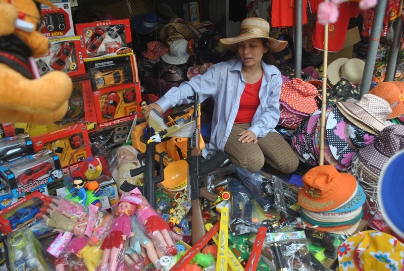 Nhiều cửa hàng công khai bán súng đạn có khả năng gây sát thương cao, nhiều cái có giá tới 600 nghìn đồng.   