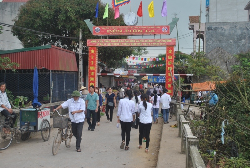 Đền Tiên La thờ Bát Nàn Tướng Quân Vũ Thị Thục (sinh năm 17, mất năm 43), một nữ tướng của Hai Bà Trưng có công đánh Tô Định. Đền Tiên La tọa lạc tại thôn Tiên La, xã Tân Tiến, huyện Hưng Hà, tỉnh Thái Bình, trên một diện tích khoảng 4000 m². Mặt trước đền hướng ra phía con sông Tiên Hưng.