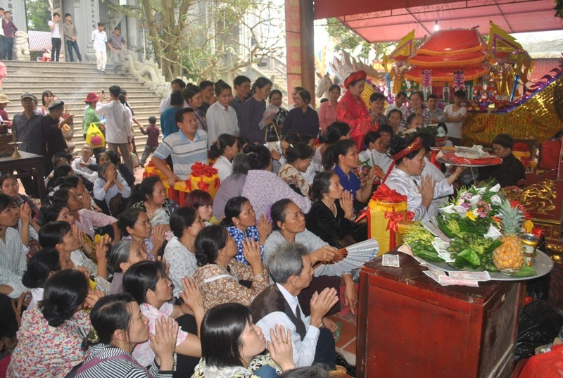 Lễ hội đền Tiên La để tưởng nhớ công ơn Bát Nạn Tướng Quân, được tổ chức vào các ngày 15 đến 17 tháng 3 âm lịch. Ngày nay để phục vụ đông đảo du khách về dự hội ban tổ chức lễ hội đã mở hội từ ngày 10 đến 20 tháng 3 âm lịch. Chính hội là ngày 17, trùng ngày hy sinh của bà tướng là ngày 17 tháng 3 năm Quý Mão (năm 43). 