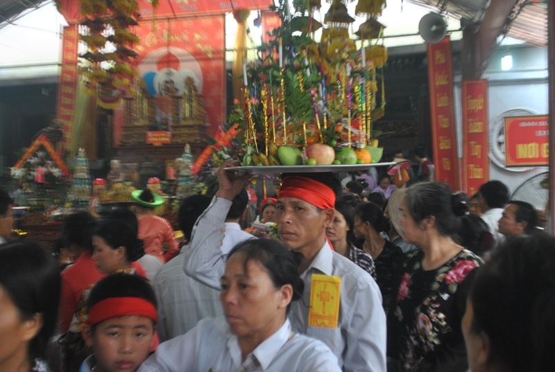 . Năm nay, du khách đến với lễ hội Tiên La đông hơn mọi năm. Họ đến từ nhiều tỉnh thành khác nhau. Phần hội có trò chọi gà, đấu vật, múa rồng, múa sư tử, đặc biệt là phần rước kiệu và một số trò chơi dân gian khác như đánh đáo, trọi gà, thổi sáo trúc. Ngoài ra, vào dịp lễ hội còn có nhiều đoàn văn hoá nghệ thuật của tỉnh Thái Bình và các tỉnh lân cận cũng đến biểu diễn các tiết mục văn hoá đặc sắc như các vở chèo: Quan âm Thị Kính; Lưu Bình - Dương Lễ, Phạm Tải - Ngọc Hoa...