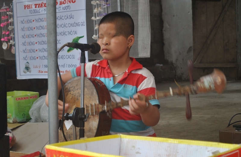 Tại lễ hội năm nay, du khách lần đầu tiên được chứng kiến tài năng của một đứa trẻ mù lòa, ngồi ven đường gãi đàn nguyệt.