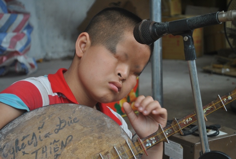 Em be mu gay dan gay xuc dong tai le hoi hinh anh