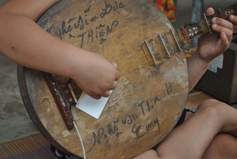 Không chỉ chơi được đàn nguyệt, Thiện có năng khiếu sử dụng được tất cả các loại nhạc cụ khác như ghi ta, óc – gan, sáo, đàn bầu, sáng tác và hát nhiều ca khúc dành cho tuổi thơ. “Sau này, cháu ước mơ sẽ thành một nghệ sĩ chơi đàn, gom tiền giúp đỡ gia đình và những người đồng cảnh ngộ”, Thiện chia sẻ.