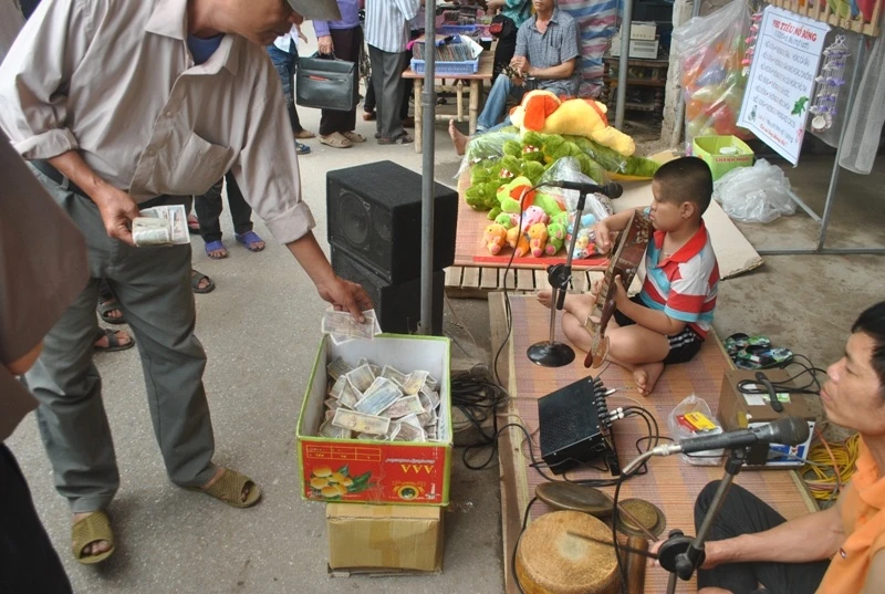 Nhiều du khách sẵn lòng giúp đỡ Thiện.