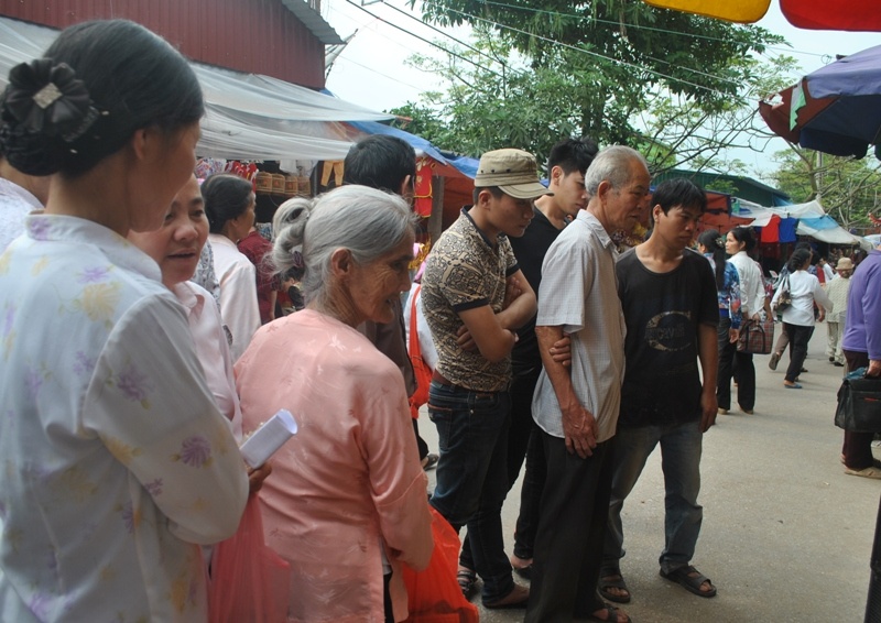 Sáng 15/4, ông Lò Đình Múi - Bí thư Huyện ủy huyện miền núi Quan Sơn (Thanh Hóa) cho biết, khoảng 17h ngày 12/4, tại bản Sại, xã Tam Lư (Quan Sơn) đã xảy ra lốc xoáy và mưa đá gây thiệt hại lớn cho người dân.  Vào thời điểm trên, lốc loáy kèm theo mưa đá kéo đến đã làm sập hoàn toàn 3 nhà dân và tốc mái 24 nhà khác. Trận lốc xoáy không gây thiệt hại về người nhưng thiệt hại về tài sản, ước tính lên tới hàng trăm triệu đồng.  Ngay sau khi nhận được tin, huyện Quan Sơn đã cử đoàn công tác tới động viên và hỗ trợ ban đầu cho mỗi hộ bị sập nhà 1 triệu đồng, hộ bị tốc mái 500.000 đồng.  Đến hôm nay (15/4), công tác khắc phục hậu quả vẫn đang được tiếp tục. Gia đình của 3 ngôi nhà bị sập hiện vẫn đang phải đi ở nhờ, chính quyền địa phương và các ngành đang tích cực giúp đỡ ngày công để giúp các hộ sớm khôi phục chỗ ở. 24 ngôi nhà bị tốc mái cơ bản đã sửa chữa hoàn thành.  Để phòng tránh những thiệt hại do thời tiết gây ra, huyện Quan Sơn đang tích cực khoanh vùng để cảnh báo những khu vực có nguy cơ xảy ra các hiện tượng thời tiết cực đoan tương tự, nhằm hạn chế đến mức thấp nhất những thiệt hại do thiên tai gây ra./.