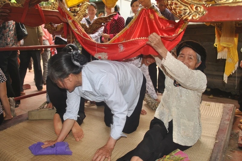 “Luồn qua bóng mẹ, vào chùa thảnh thơi” là một trong những nghi lễ tâm linh thu hút nhiều du khách. Theo quan niệm, sau khi quỳ bò qua lại 10 vòng, người ta sẽ gặp nhiều may mắn trong cuộc sống.