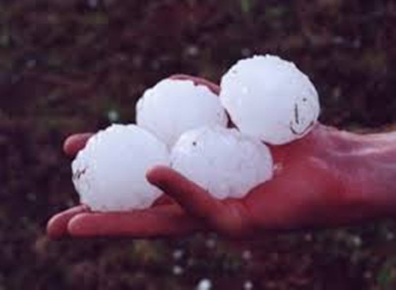 Loc xoay kem mua da gay sap nhieu nha o Thanh Hoa hinh anh