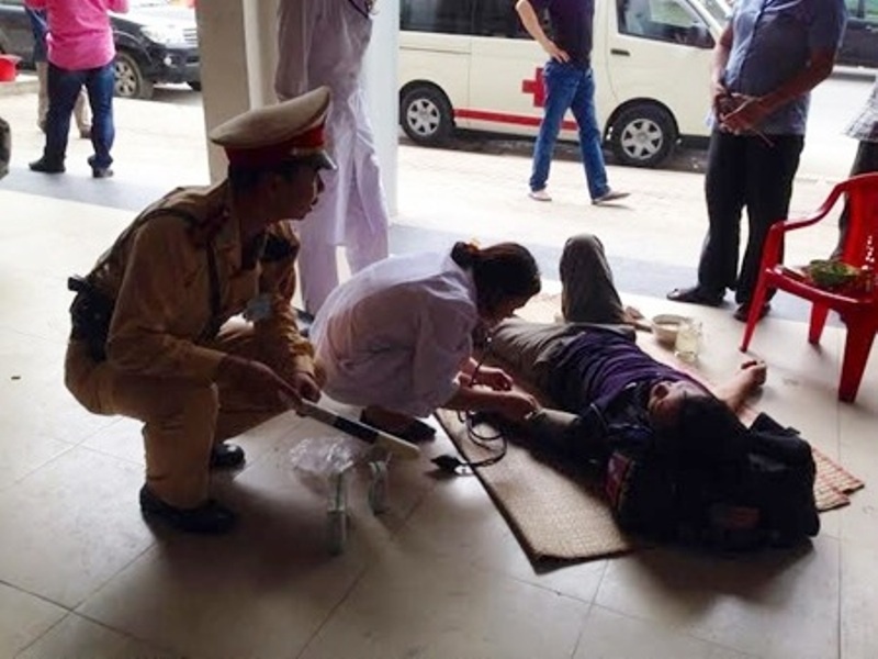 CSGT cuu song mot thanh nien ngat vi doi o duong cao toc hinh anh