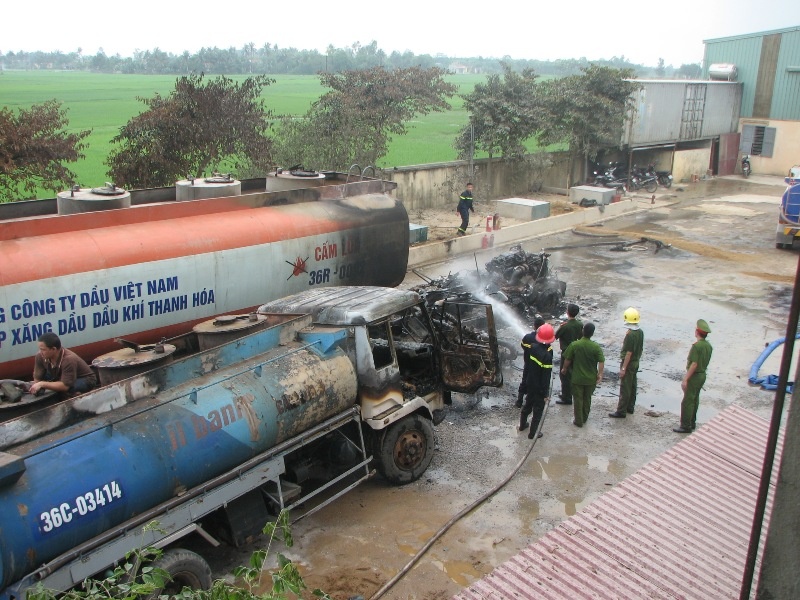 Chay xe sang chiet xang, hai nguoi trong thuong hinh anh