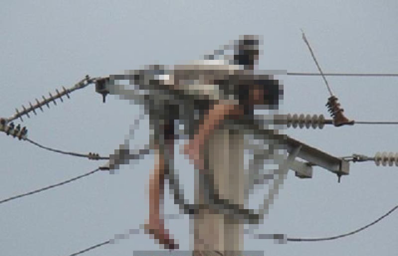 Thi the tho san to ong dinh chat tren cot dien hinh anh