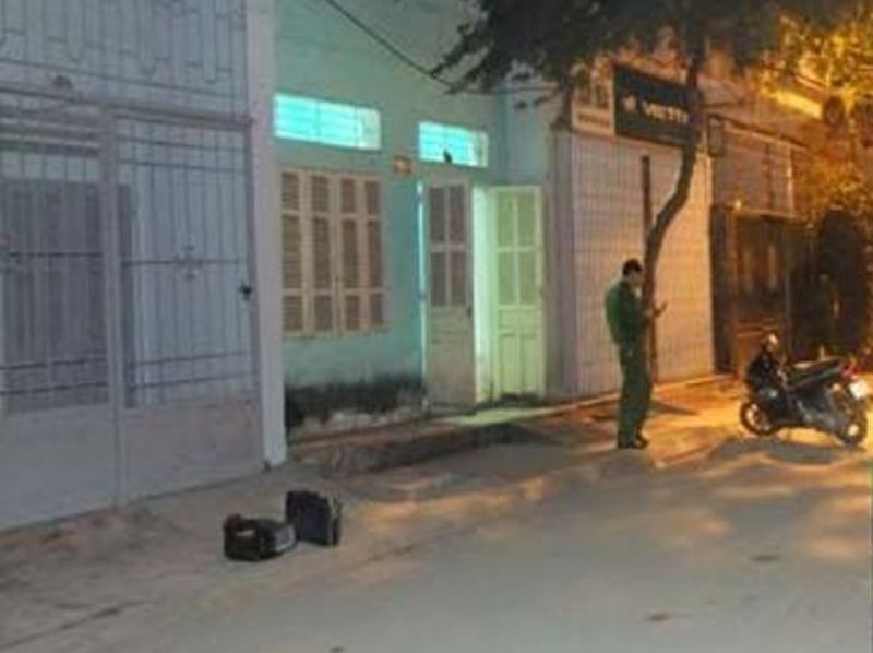 Cam dao dam chet ban khi duoc ru di choi hinh anh