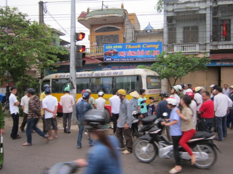 Khoảng 6h ngày 18/4, chiếc xe buýt của công ty CP Vận tải ô tô Thanh Hóa đang lưu thông trên phố Bà Triệu, phường Đông Thọ, TP Thanh Hóa thì bất ngờ mất lái cuốn hai người dân đi cùng chiều vào gầm. Cú va chạm mạnh khiến cả hai nạn nhân (một nam, một nữ) tử vong tại chỗ.