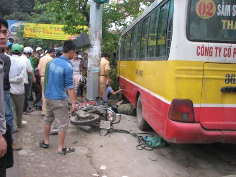 Các nhân chứng cho biết, chiếc xe lưu thông theo hướng ngã ba Đình Hương vào trung tâm thành phố Thanh Hóa. Khi chạy đến gần điểm giao cắt với đường sắt sắp có tàu qua, tài xế luống cuống đánh lái tấp lên vỉa hè. Do tài xế xử lý kém khiến chiếc xe buýt mất lái, cuốn hai người đang đứng chờ đèn đỏ vào gầm. 