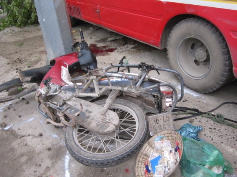 Một trong hai nạn nhân là nam giới, ngoài 50 tuổi, ông đang ngồi trên xe máy đứng chờ đèn đỏ thì bất ngờ gặp nạn, chiếc xe buýt hất xe máy nạn nhân văng vào cột điện rồi tiếp tục chồm lên vỉa hè trước khi dừng lại trước cửa một nhà dân.