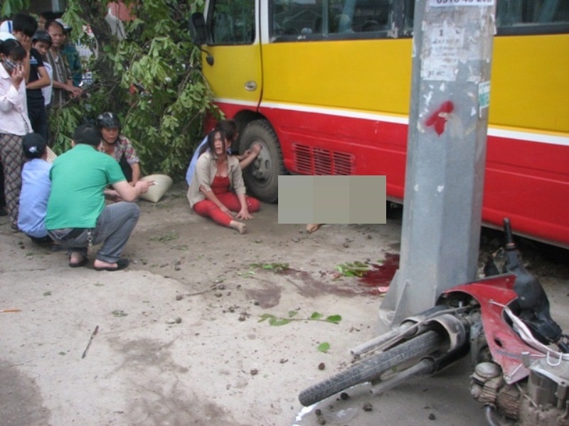 Cô em gái thẩn thờ ngồi cạnh xác chị.