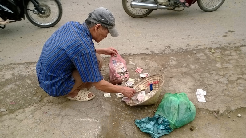 Chứng kiến tai nạn thương tâm, nhiều người qua đường đã gom tiền mua quan tài đưa xác nạn nhân về quê mai táng.
