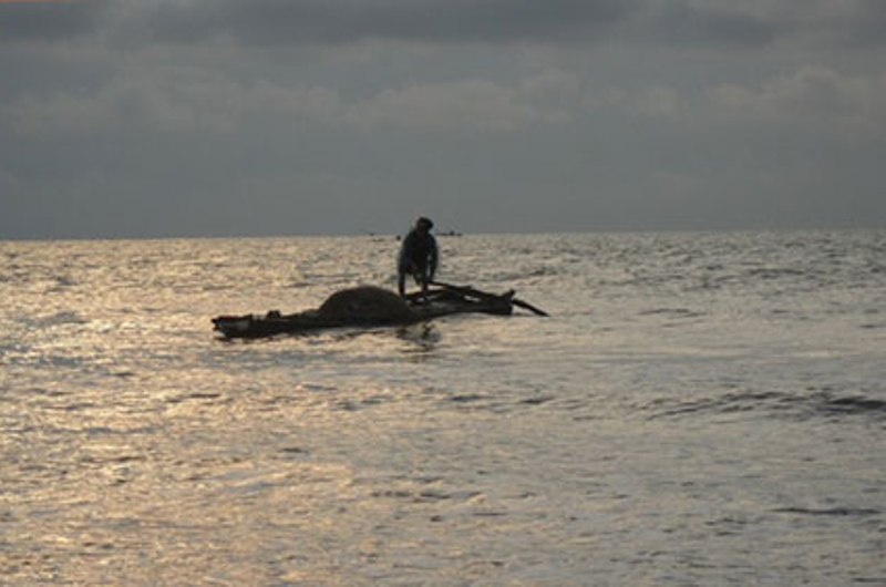 Dang nam trong ngao, bi song lon cuon ra bien hinh anh