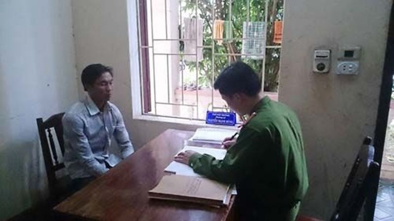 Ke bit mat khong che doi trai gai ben bo bien hinh anh