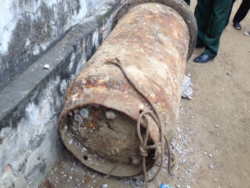 Hai đầu được bịt kín, có mùi rất khó chịu bốc ra từ bên trong.