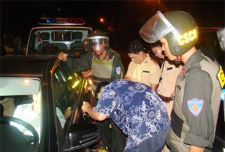 Truy duoi 20 km de bat tai xe tong xe vao canh sat hinh anh