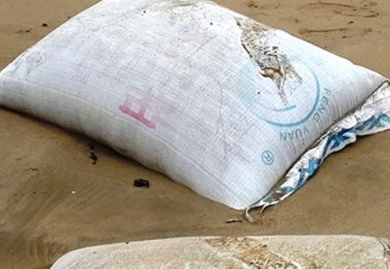 Nhieu bao tai chua bot la co mui hoi dat vao bien Thanh Hoa hinh anh