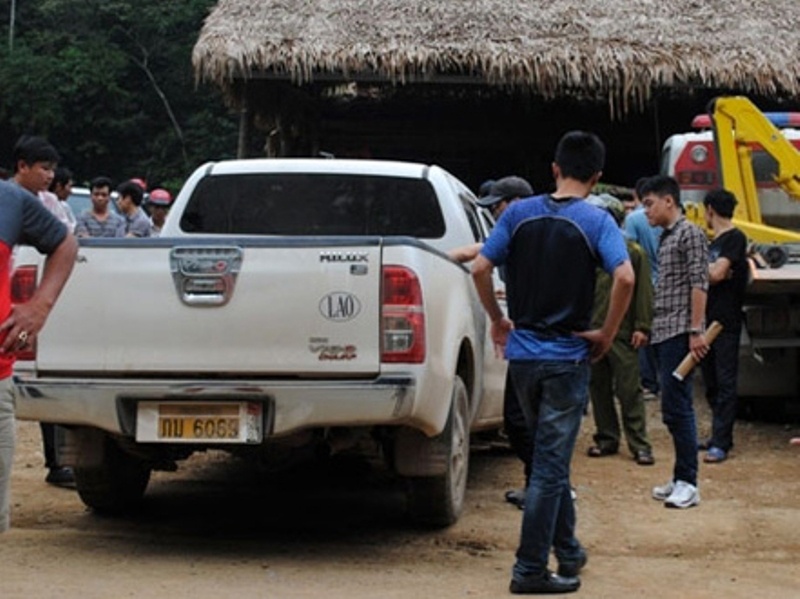 Cuon so kha nghi trong xe oto vut lai duoi chan doi hinh anh