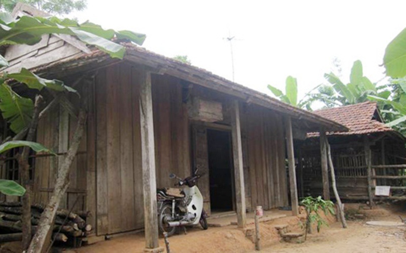 Ông sống trong ngôi nhà nhỏ nằm giữa nông trường Việt Trung