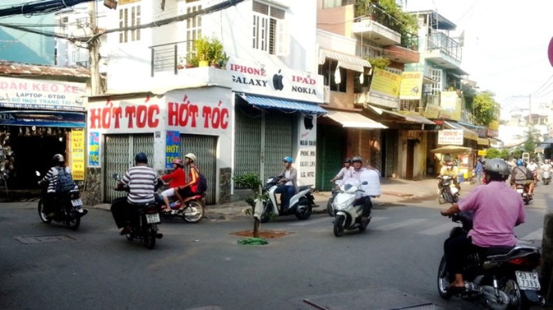 Hố tử thần xuất hiện ngay ngã ba Võ Thành Trang – Hồng Lạc - Ảnh : Đại Việt