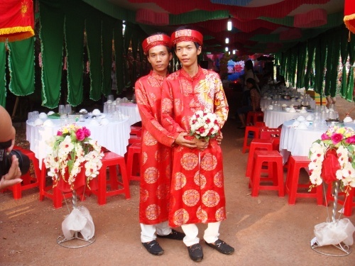 Dam cuoi dong tinh trong khu nha tro hinh anh