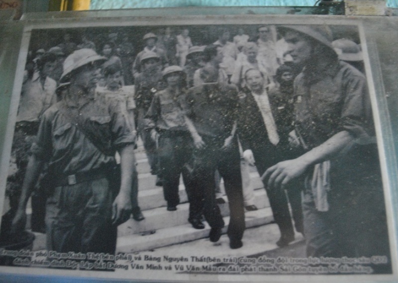 Dương Văn Minh (giữa) tại thời điểm đầu rời khỏi Dinh Độc Lập. (Ảnh do nhân vật cung cấp).