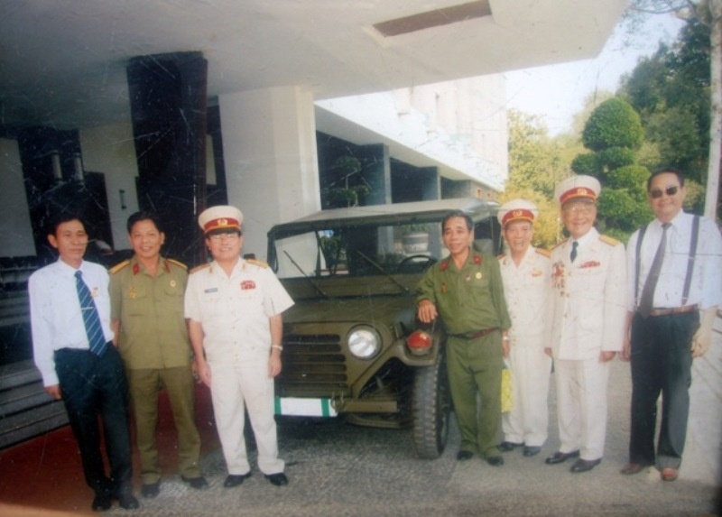 Ông Vân và đồng đội đứng cạnh chiếc xe chở Dương Văn Minh đi đầu hàng. (Ảnh chụp từ tư liệu của nhân vật).
