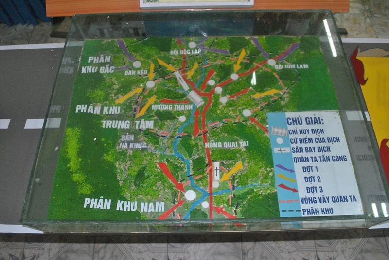 Đó là những lời khen ngợi của Chủ tịch Hồ Chí Minh dành cho quân dân Thanh Hóa về những đóng góp to lớn cho chiến thắng Điện Biên Phủ trong lần Bác về thăm địa phương này ngày 16/3/1957. Tại Bảo tàng tỉnh Thanh Hóa triển lãm ảnh và tư liệu “Thanh Hóa trong sự nghiệp xây dựng và bảo vệ đất nước giai đoàn 1945 - 1975” với hơn 400 tài liệu, hiện vật, tư liệu…, đã thể hiện đầy đủ và sinh động về những đóng góp, công lao to lớn của quân và dân Thanh Hóa trong hai cuộc đấu tranh chống Pháp, chống Mỹ bảo vệ Tổ Quốc. Đặc biệt, những tư liệu quý giá là những hình ảnh, hiện vật, tài liệu… về những đóng góp to lớn của quân và dân Thanh Hóa đối với chiến thắng Điện Biên Phủ ngày 7/5/1954. 