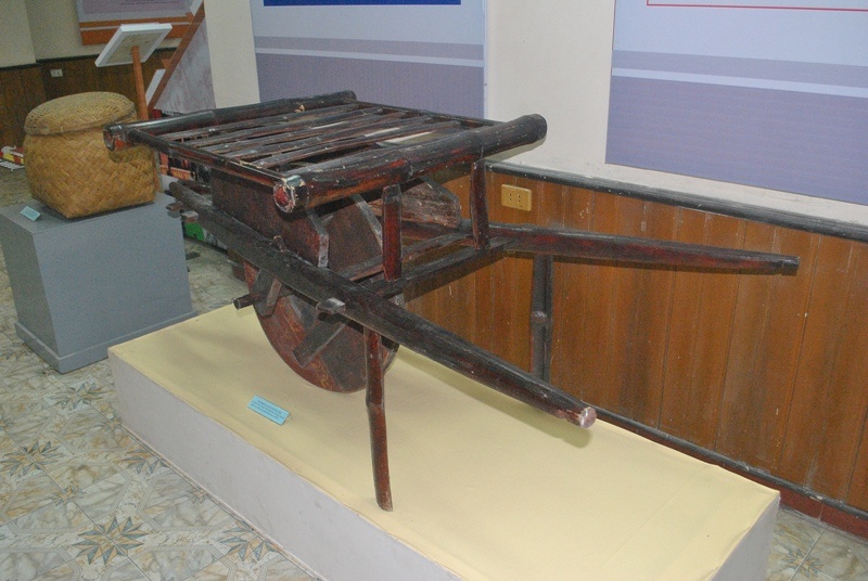 Ngoài xe thồ, quân ta còn sử dụng xe cút kít để vận chuyển lương thực.