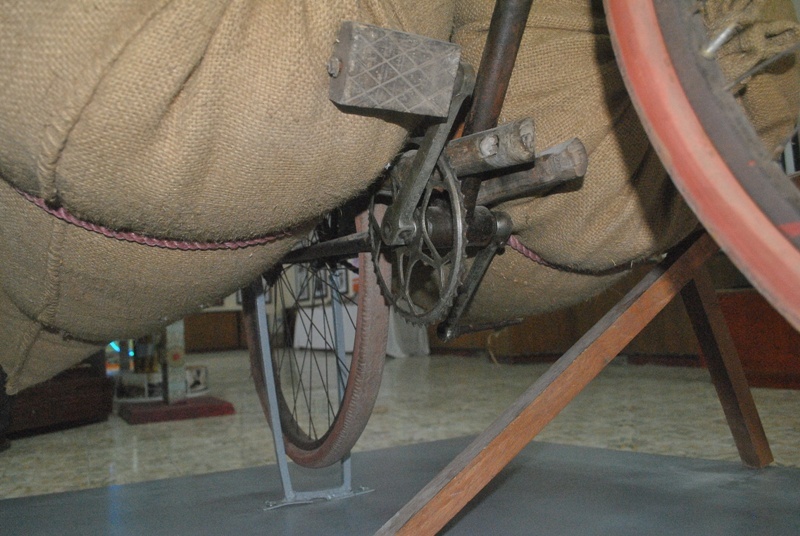 So với một dân công chỉ gánh được khoảng 25kg lương thực một lần, thì những chiếc xe đạp thồ được coi là những chú “ngựa sắt” với sức chở gấp 7 - 8 lần. Kỷ lục vận chuyển lương thực bằng xe đạp thồ phải kể đến dân công Trịnh Ngọc, người ở thị xã Thanh Hóa với 345,5kg/chuyến. Hình ảnh đó đã được trưng bày tại triển lãm khiến nhiều người phải thán phục về những đóng góp từ chiếc xe đạp thồ này và chủ nhân của nó. Hay dân công Cao Văn Tỵ, người vận chuyển thường xuyên 320kg lương thực/chuyến…