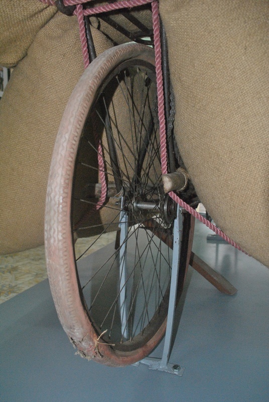 “Mặc dù nhiều tấn bom đã trút xuống trục giao thông nhưng tuyến tiếp tế của Việt Minh không bao giờ đứt. Không phải vì viện trợ của Trung Quốc giúp Việt Minh thắng tướng Na – Va, mà chính là những xe đạp mang nhãn hiệu Pơ – Giô thồ được từ 200 đến 300 kg hàng, được điều khiển bởi những công dân không đủ no, ngủ ngay trên nền đất, dưới những tấm vải ni lông. Tướng Na – Va bị đánh bại không phải bởi các phương tiện chiến tranh mà là do trí thông minh và ý chí quyết thắng của đối phương”, trích lời thú nhận của cựu Đại tá không quân Pháp Gi – Uyn Roa.