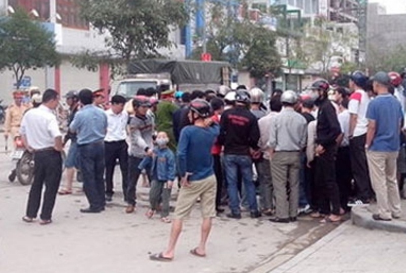 Hai cong an bi xe tai cuon vao gam hinh anh