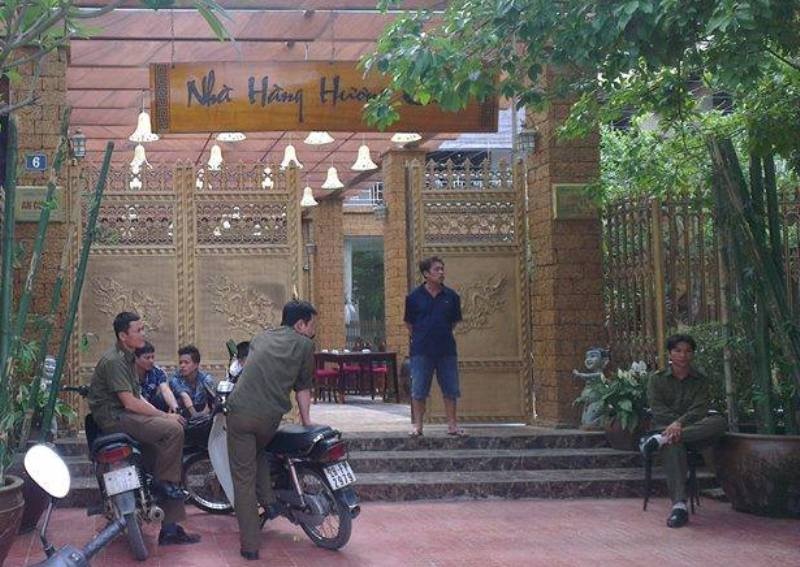 Giam doc nha hang chet trong tu the treo co hinh anh