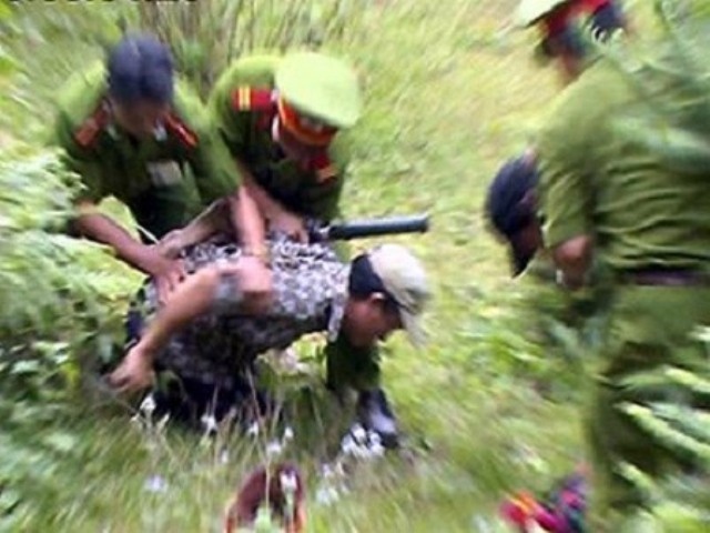 Mot pho giam doc bi bat khi dang giao dich ma tuy hinh anh