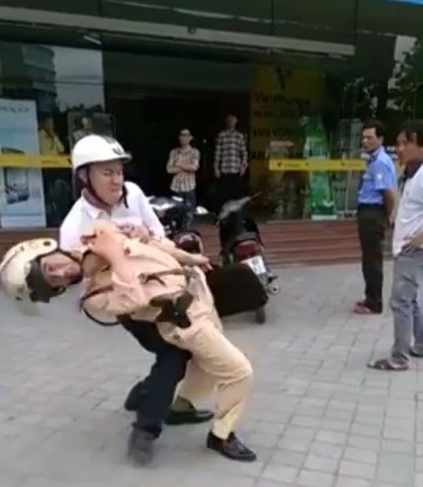 Hành động côn đồ của Độ đã được người chứng kiến quay lại và tung lên mạng xã hội. (ảnh cắt từ clip).