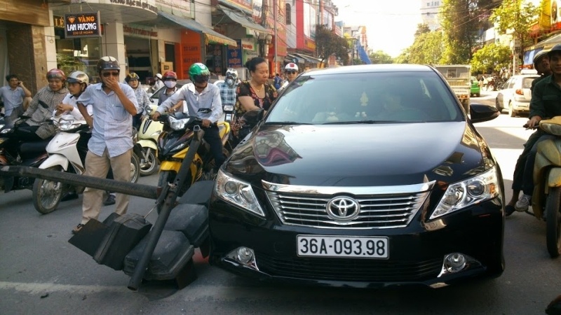 Den tin hieu giao thong gay do, de mop dau Camry hinh anh