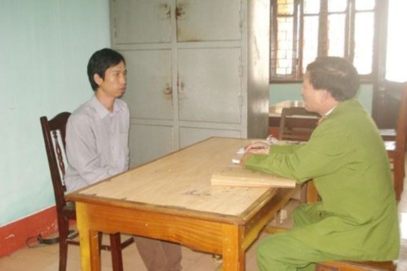Mot canh sat bi chem trong thuong khi ngan cuoc hon chien hinh anh