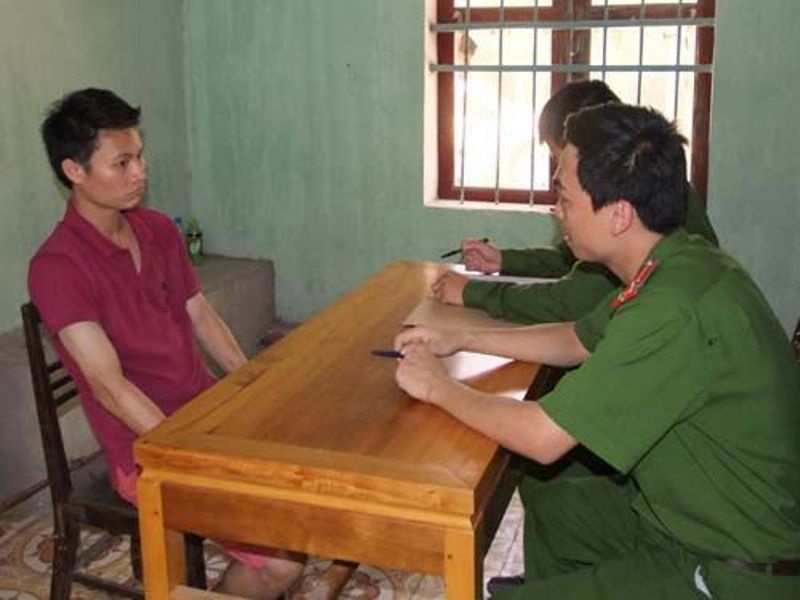 Nam thanh nien lang ma, hanh hung canh sat giao thong hinh anh